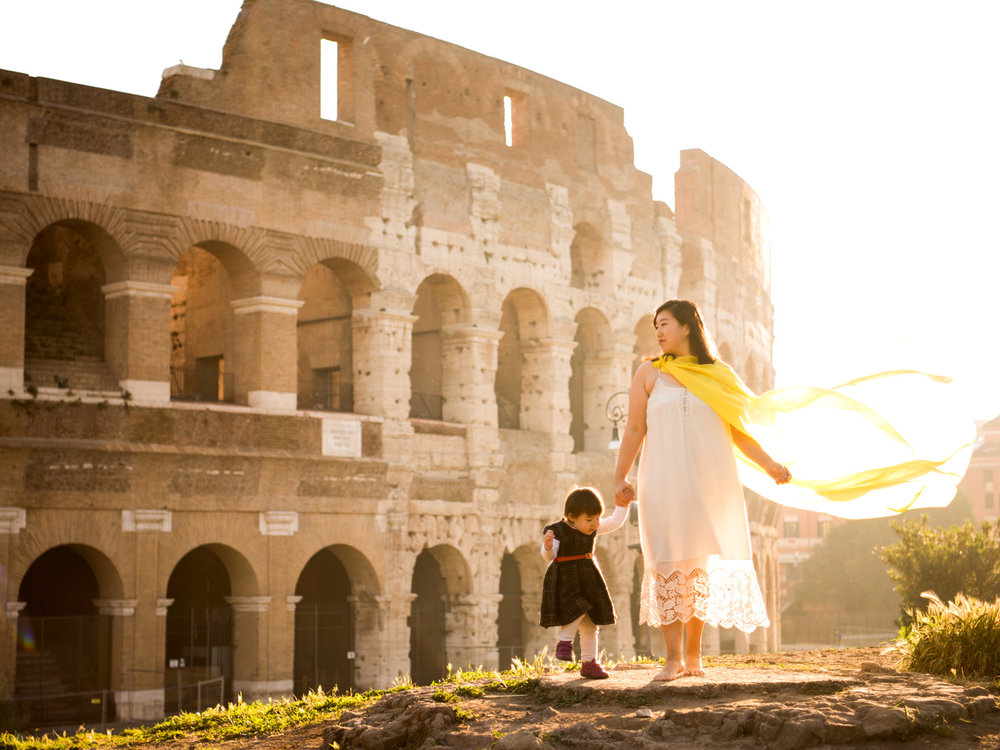 The hill next to the roman colosseum is the perfect place for family travel photos.