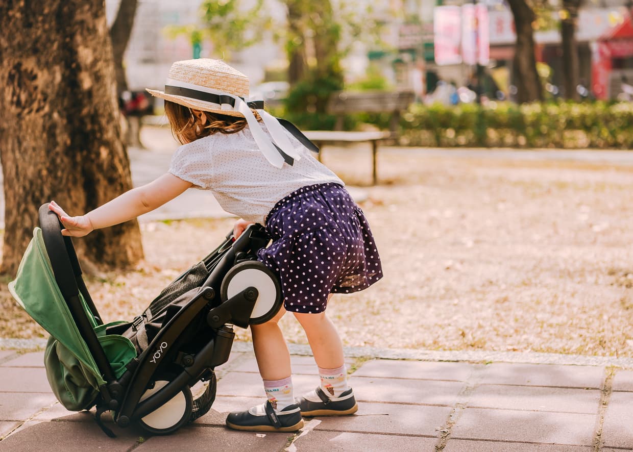 Lisa unfolding the Yoyo travel stroller.