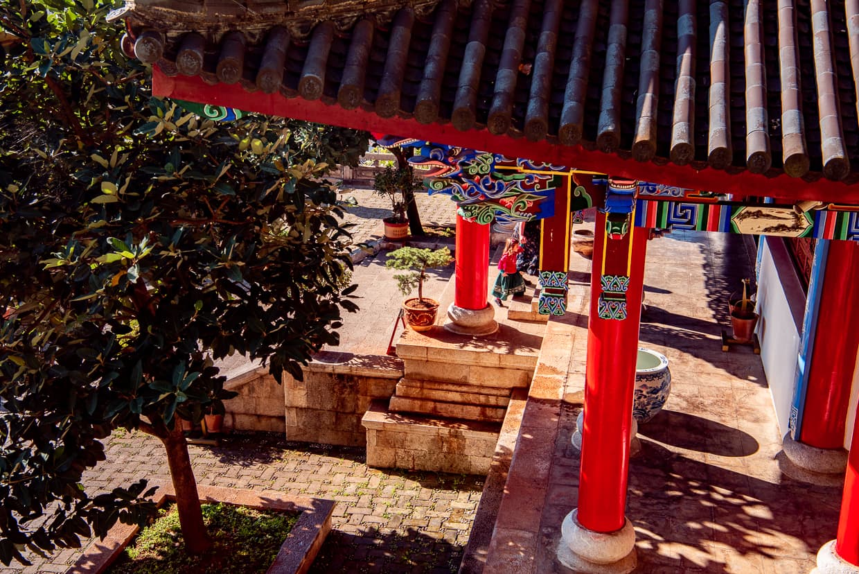 Dannie and Lisa walking into the Buddhist Temple.