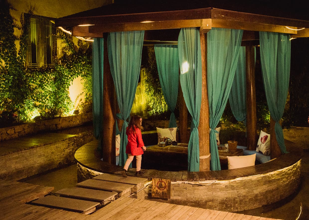 The Outdoor teahouse at Lijiang Xi Xiong Xian Hostel in Shuhe.