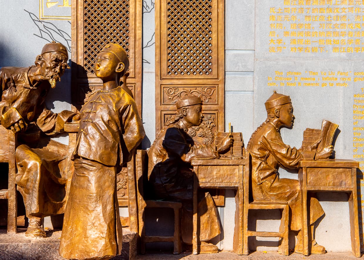 Statues in the Lijiang, Old Town.