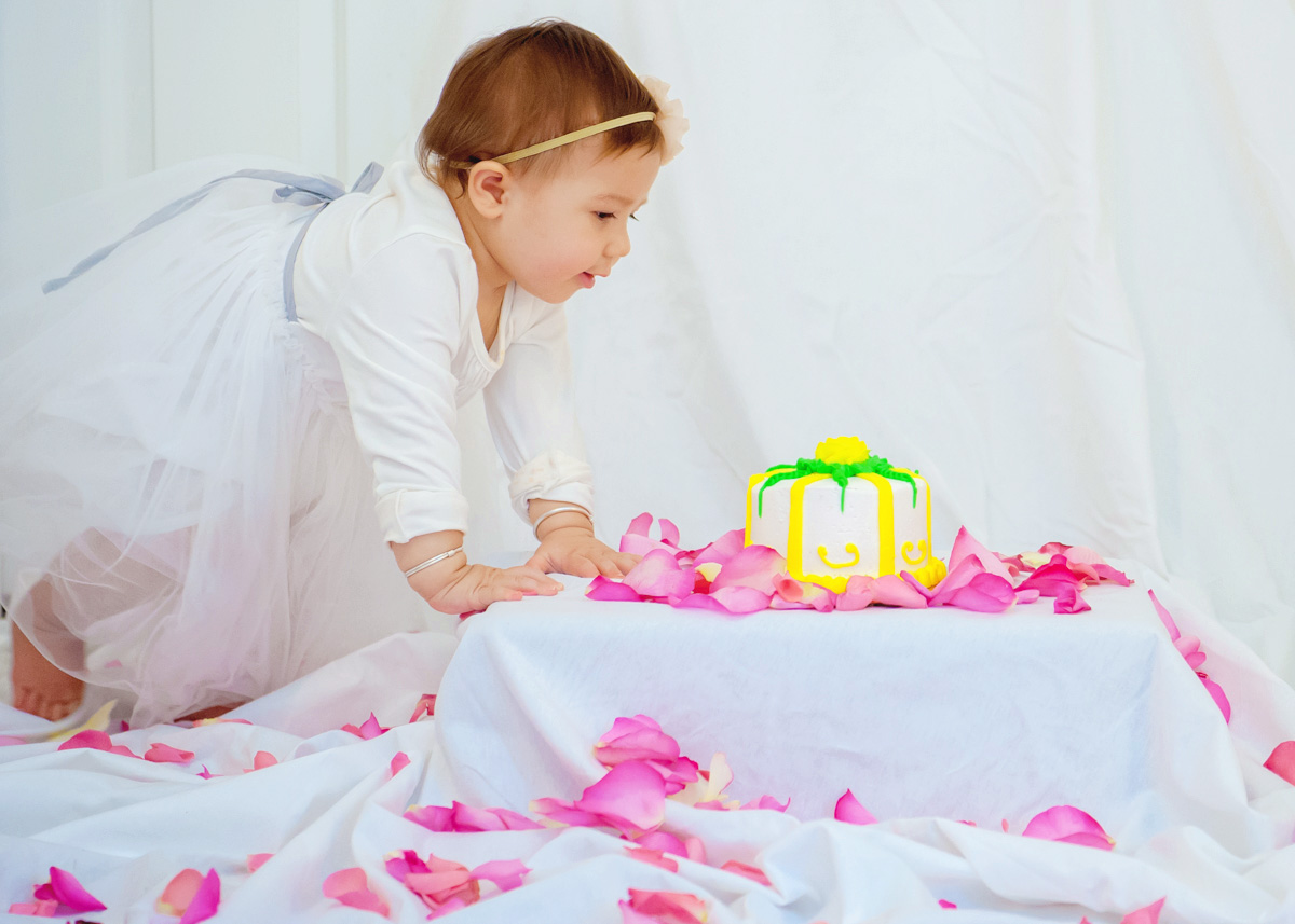 family-lifestyle-photographer-cake-smash-one-year-old-lisa-jakeanddannie-1