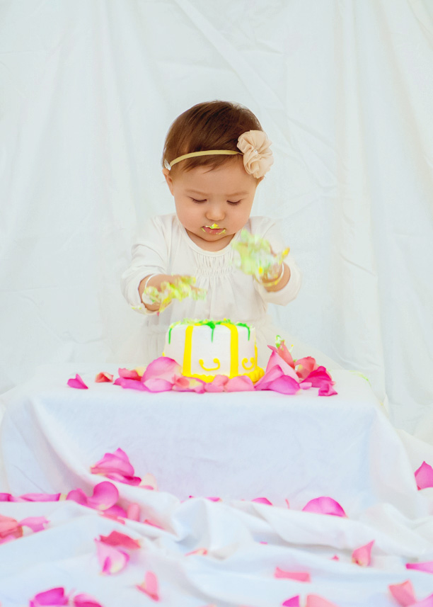 family-lifestyle-photographer-cake-smash-one-year-old-lisa-jakeanddannie-4